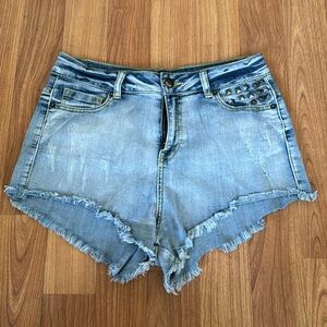 Jean shorts with studded pocket